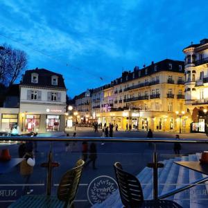 胡根尔舍姆Monteur-/Ferienwohnung Baden Baden Rastatt Elsass的一条城市街道,晚上有椅子和建筑