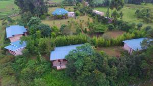 NtungamoMuga Eco Village的享有农场的顶部景色,农场内有房屋和树木