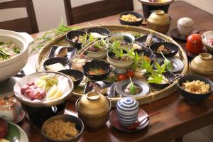 笛吹市花水晶日式旅馆的一张桌子上摆着许多菜