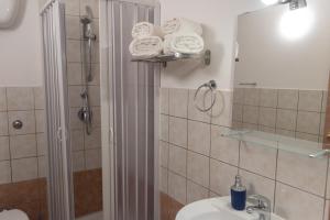 锡库利亚纳La Casetta di Giorgio的带淋浴、卫生间和盥洗盆的浴室