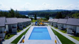 波拉齐克Domki M & L的享有带游泳池的度假村的空中景致