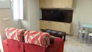 穆罗斯Casa da Mirina Casita para 2的客厅配有红色的沙发和桌子
