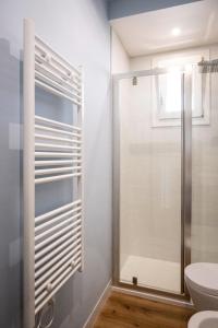 利多迪耶索罗Appartamento Nautilus的带淋浴和卫生间的浴室