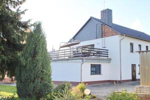 吕本瑙Ferienwohnung Spreemitte的黑色屋顶的白色房子