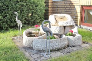 吕本瑙Ferienwohnung Spreemitte的两座鸟雕像站在喷泉里