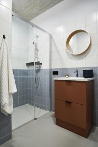 罗兹Chill Inn的带淋浴、水槽和镜子的浴室