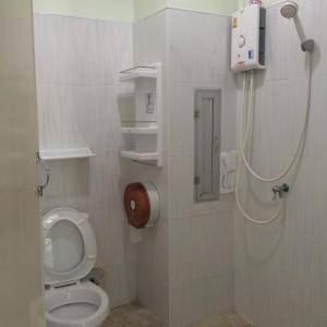 素叻帕庞孔公寓的一间带卫生间和淋浴的小浴室