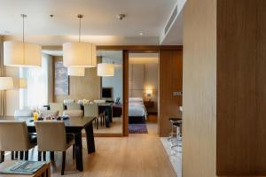 曼谷Marriott Executive Apartments Bangkok, Sukhumvit Thonglor的用餐室和带餐桌的客厅