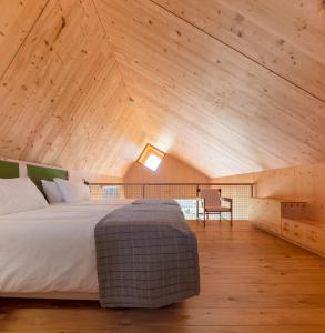 FavaiosQUINTA DA FAÍSCA - Agro Turismo的一间卧室设有一张床和木制天花板