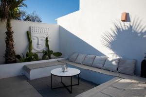 阿尔么丽亚Exclusivo cortijo con piscina privada的一个带沙发和一张桌子的庭院