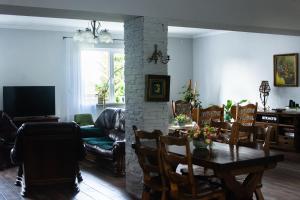 姆拉哥沃Babie Lato的客厅配有桌子和壁炉