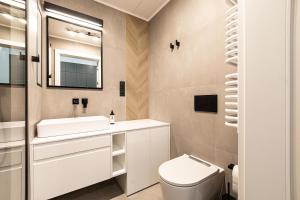 洛格沃2Homerent Shellter Patio的白色的浴室设有卫生间和水槽。