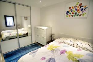 戛纳Ref EGEE - Palmes d'Or Properties的一间卧室配有一张床和镜子