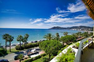 戛纳Ref EGEE - Palmes d'Or Properties的从度假村的阳台上可欣赏到海景