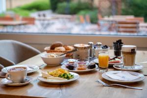 巴特劳特贝格Familien Apartmenthotel Panoramic的一张桌子,上面有早餐食品和饮料
