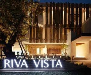 Ban Fang MinRiva Vista Riverfront Resort Chiang Rai的一座有利雅签证标志的建筑