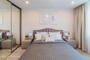 希奥利艾E.D. Luxury Apartaments的一间卧室设有一张大床和两个床头柜