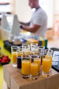 美因河畔法兰克福LyvInn Hotel Frankfurt Messe的桌上放着一束橙汁