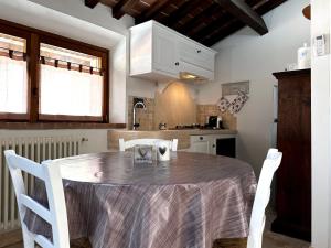 圣温琴佐Casa PÀTHOS的厨房配有桌子和白色椅子