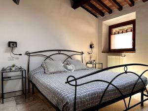圣温琴佐Casa PÀTHOS的一间卧室配有黑色的床和2个床头柜
