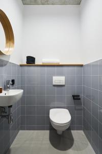 罗兹Chill Inn的一间带卫生间和水槽的浴室