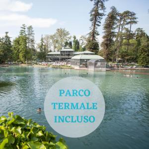 科拉迪拉齐塞帕尔科特马乐迪戴瑟德力别墅的公园内的游泳池,有水中的标志
