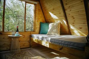 斯韦伦丹Gaia A-frame cabin的配有窗户的小木屋内的一张床位