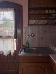 卡拉内拉Diamantoula Rooms的厨房设有水槽和窗户。