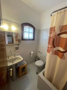 卡拉内拉Diamantoula Rooms的浴室设有卫生间水槽和淋浴帘