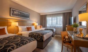 克劳道金克拉尔特昂里弗艾山谷酒店的酒店客房配有两张床和一张书桌