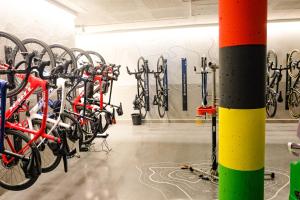 赫罗纳由特尼亚酒店的停放在自行车架上的一捆自行车