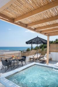 KastríMnḗmē Suites & Villas的一个带游泳池和木制凉亭的户外庭院