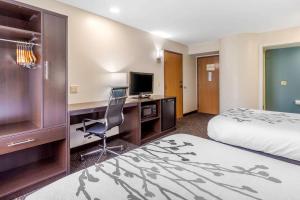 约翰逊城约翰逊城司丽普套房酒店的酒店客房设有两张床和一张带电脑的书桌