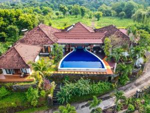罗威那The Dharma Araminth Villa - Lovina Mountain and Sea View的享有带游泳池的房屋的空中景致