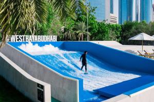 阿布扎比Radisson Blu Hotel & Resort, Abu Dhabi Corniche的波浪池里冲浪的人
