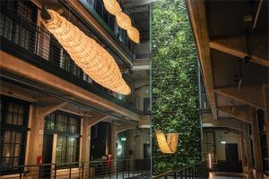 格但斯克MONTOWNIA Lofts & Experience的两面享有带绿色墙壁的建筑景致