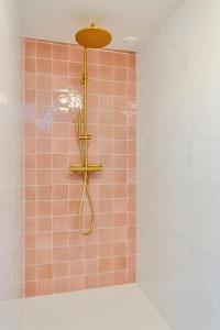 恩斯赫德Enschede81的带淋浴的浴室(铺有粉红色瓷砖)