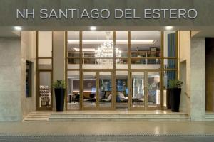 圣地亚哥-德尔埃斯特罗NH Santiago del Estero的带有读取nir sanriento del estro的标志的建筑