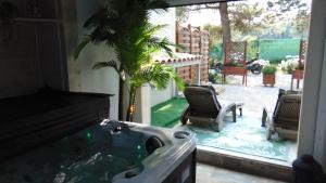 La Tour-dʼAiguesAu Cœur de l'Eze avec JACUZZI的一间带浴缸的浴室,里面种有棕榈树