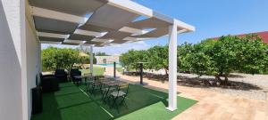 阿尔戈什Quinta dos I's - Algarve的凉亭下带桌椅的天井