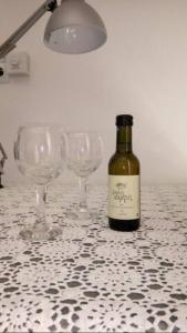 库卡里Samos - Kokkari - Eirini's Studios的一张桌子上摆放着一瓶葡萄酒和酒杯