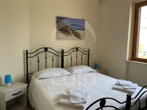 切萨雷奥港Villetta il Veliero的一间卧室配有一张黑色框架大床