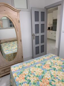 奥里韦拉Casa Cadi的一间卧室配有一张带大镜子的床