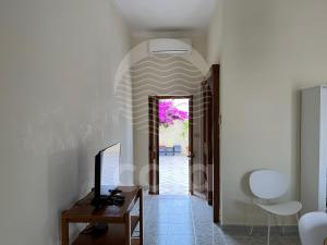 切萨雷奥港Villetta il Veliero的一间设有走廊、电视和门的房间