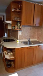 特尔日奇Draga - 2 bedroom apartment的厨房配有水槽和台面