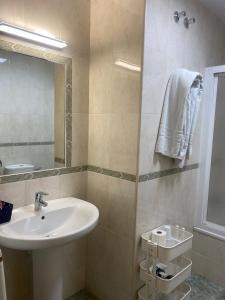 内尔哈安达卢西亚旅馆的一间带水槽和镜子的浴室
