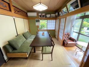 Nosegawa云海民宿的客厅配有桌子和沙发