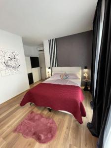 尤尔希奇Villa Sara的一间卧室配有一张带红色毯子的大床