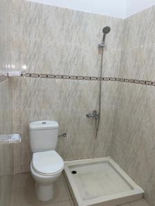 胡塞马Al houceima的一间带卫生间和淋浴间的浴室