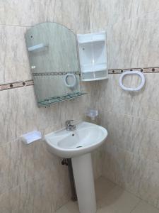 胡塞马Al houceima的一间带水槽和镜子的浴室
